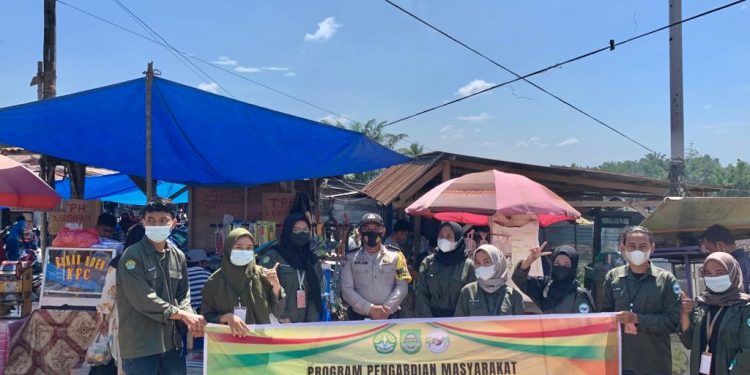 Tekan Penyebaran Covid-19, Mahasiswa Kukerta Universitas Riau Bagikan Masker Hingga Vitamin Gratis pada Pedagang di Pasar Rabu Tambusai