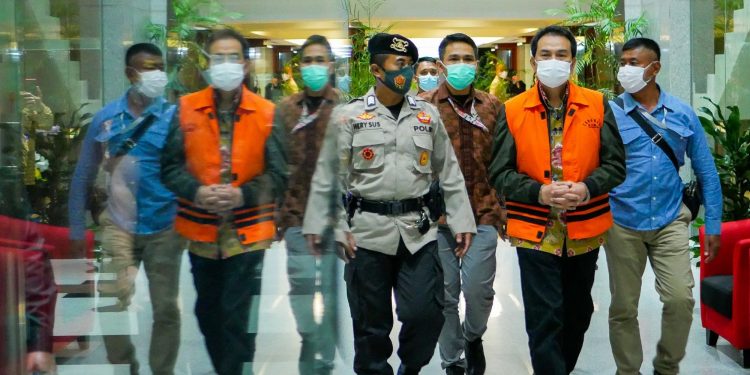 Pakai Rompi Oranye dengan tangan Diborgol, Azis Syamsuddin resmi Ditahan KPK!
