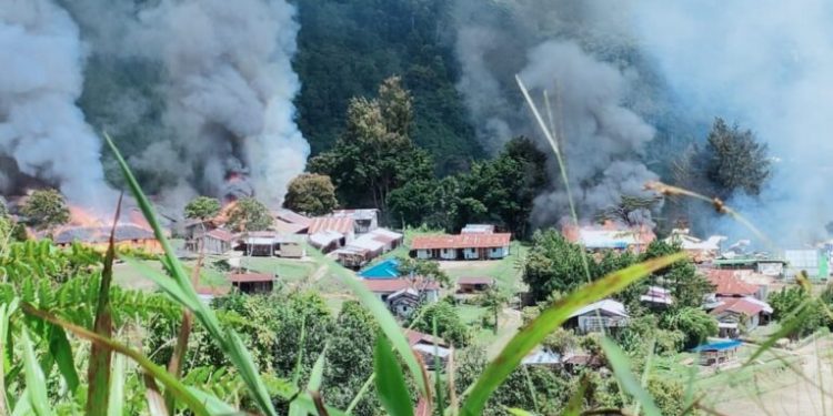KKB Bakar Puskesmas Okhika dan Gedung Sekolah di Pegunungan Bintang Papua
