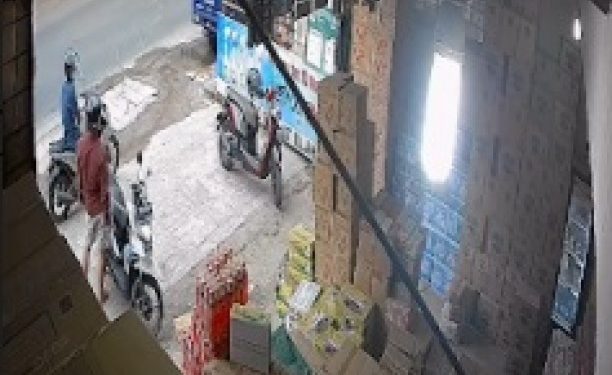 Dua  Pencuri Bawa Kabur Satu Sepeda Motor yang Diparkir Depan Toko Sembako di Jatimurni Pondok Gede