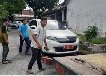 Mobil Mewah Yang Diduga Dibawa Kabur Oknum Pimpinan DPRD Pekanbaru NF, Belum Dikembalikan