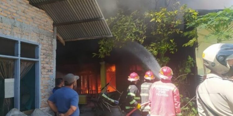4 Rumah Terbakar di Padang, Warga Ramai Saksikan Api Berkobar
