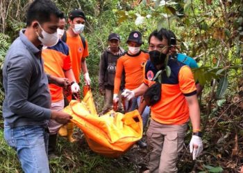 Personel KPBD Inhu bersama personel Polsek Rengat Barat dan dibantu warga mengevakuasi jasad korban dari semak-semak/Yuzwa