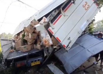 Diduga Rem Blong 2 Truk Tronton Saling Bertabrakan, 1 Tewas dan 1 Terjepit