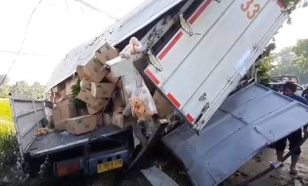 Diduga Rem Blong 2 Truk Tronton Saling Bertabrakan, 1 Tewas dan 1 Terjepit