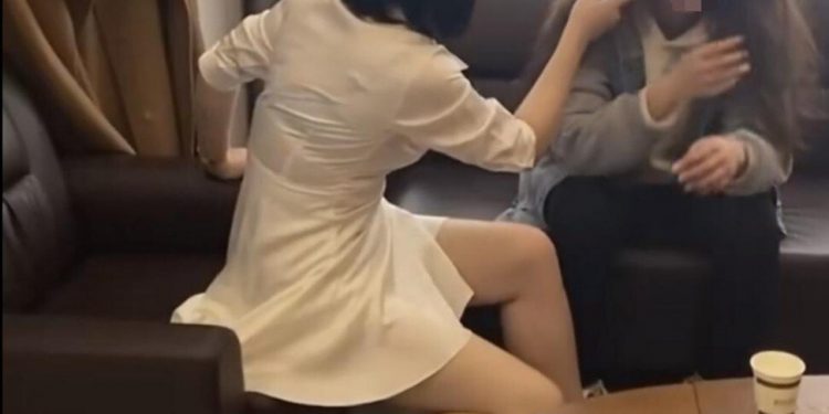 Video Viral, Pemilik Klinik Kecantikan di China Memukuli Kliennya Karena Meminta Pengembalian Dana Untuk Operasi Mata yang Gagal