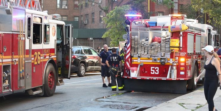 Setelah Bakar Apartemennya, Remaja Ini Nekat Lompat dari Lantai 10 dan Mendarat di Aatas Mobil yang Parkir