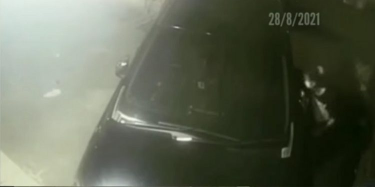 Terekam CCTV Aksi Pencurian Spion Mobil di Duri Kepa Jakbar