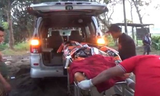 Diduga mengantuk, Supir Dump Truck Tabrak Kendaraan Parkir di Jalan Raya Jombang: Istri Sopir Tewas Terjepit