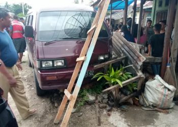 Diduga Supir Mengantuk Minibus Tabrak Bengkel di Pasaman, Tiga Orang Dilarikan Ke Rumah Sakit