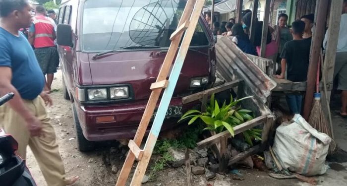 Diduga Supir Mengantuk Minibus Tabrak Bengkel di Pasaman, Tiga Orang Dilarikan Ke Rumah Sakit