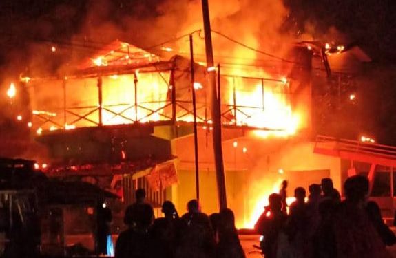 4 Rumah Terbakar di Jalan Jambu Mawar Payung Sekaki Pekanbaru