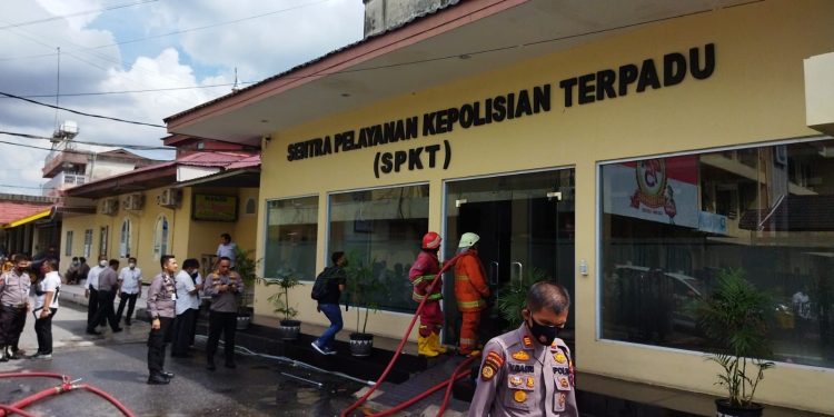 3 Unit Mobil Damkar berhasil Padamkan Kebakaran SPKT Polresta Pekanbaru