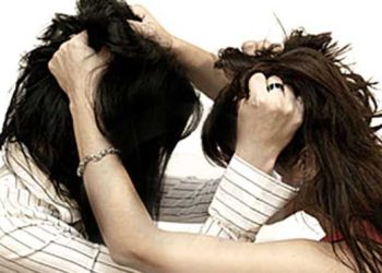 Gadis Remaja Berbikini Adu Jotos saat Berjemur, Penonton Malah Senang