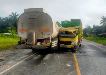 Truck Mitsubishi Colt Diesel Beradu kambing dengan Truck Tanki CPO di Lintas Pekanbaru-Duri, Tidak Ada Korban