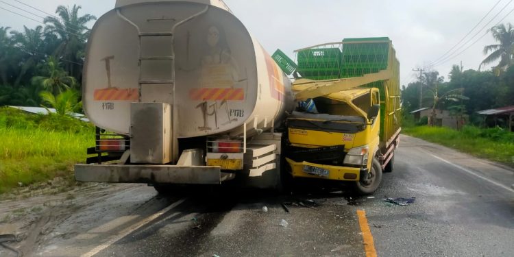 Truck Mitsubishi Colt Diesel Beradu kambing dengan Truck Tanki CPO di Lintas Pekanbaru-Duri, Tidak Ada Korban