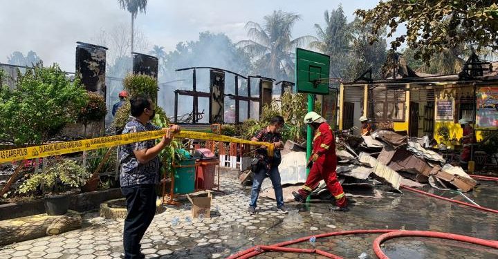 Korsleting Listrik, SDN 118 Pekanbaru Hangus Terbakar