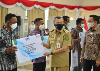 Gubernur Syamsuar serahkan bantuan