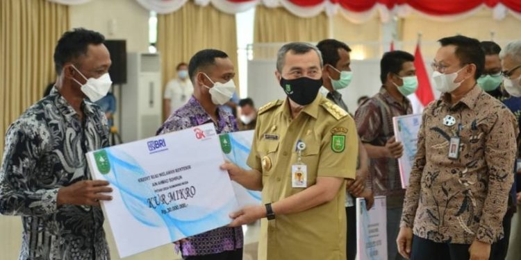 Gubernur Syamsuar serahkan bantuan
