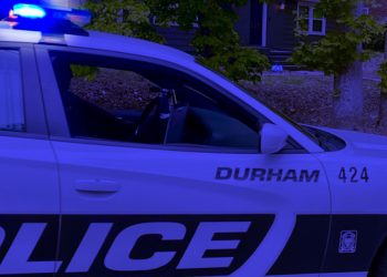 Orang-orang Bergegas dan Berhamburan Keluar dari Mal setelah Terdengar Suara Tembakan