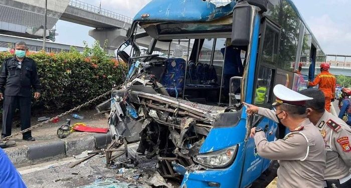 Sedikitnya 2 Orang Tewas dan Puluhan Lainnya Luka-luka Saat 2 Bus TransJakarta Bertabrakan di Cawang