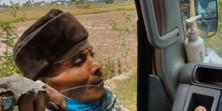 Modus Butuh Tumpangan, Pria Tua Ini Cegat Kurir Cargo dan Minta Barang Tak Terduga