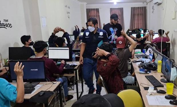 Kantor Sindikat Pinjaman Online Digrebek Polisi, Puluhan Pegawai Diamankan