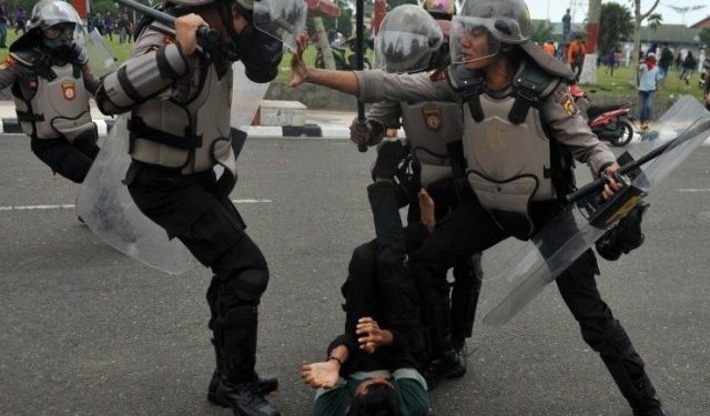 Polisi di NTB Terancam Sanksi-Pidana Usai Pukul Kepala Mahasiswa Pakai Pentungan