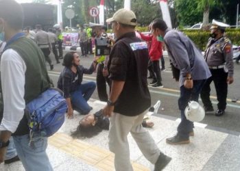 Polisi Banting Mahasiswa saat Demo, Berpotensi Langgar HAM