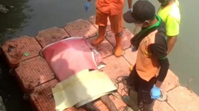 Sesosok Mayat Laki-Laki Ditemukan Mengambang di Kali BKT, Diduga Korban Kekerasan