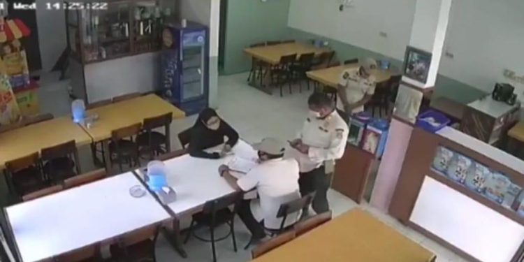 Modus ‘Uang Kebijakan’ Oknum Satpol PP di Jakbar Disanksi Potong Gaji