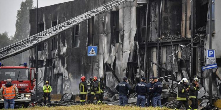Tabrak Gedung Perkantoran Di Milan, Seluruh Penumpang Pesawat Tewas