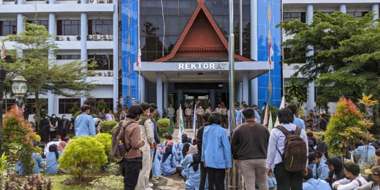 Geruduk Rektorat Unri, Mahasiswa Minta Kasus Pelecehan Seksual Diusut