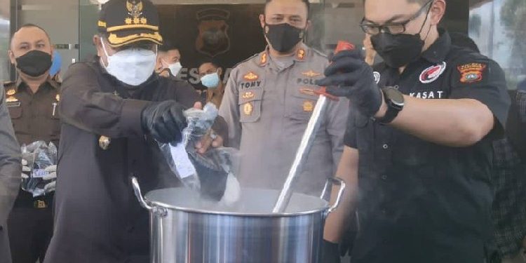 6,3 Kilogram Sabu Dimusnakan Polres Karimun dengan Direbus