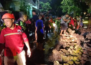 Tembok Pagar Rumah di Malang Roboh, Timpa Ibu dan Anak yang Naik Motor