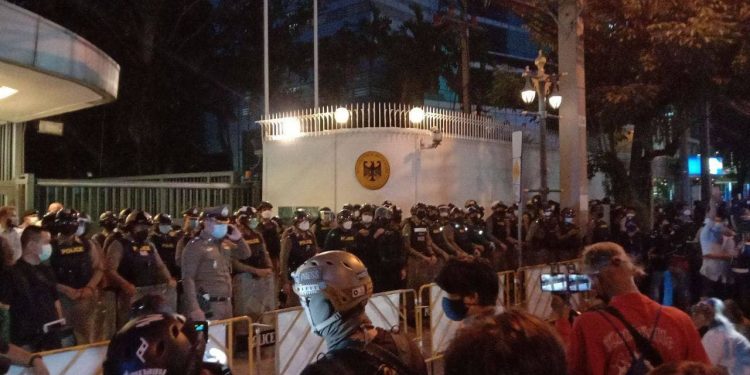 Seorang Pria Terluka Parah Dalam Aksi Protes di Bangkok