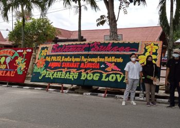 Tangkap Pelaku Pencuri Anjing, Polsek Bukit Raya Dikirim Karangan Bunga Terima Kasih Dari Komunitas Pecinta Satwa