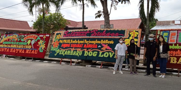 Tangkap Pelaku Pencuri Anjing, Polsek Bukit Raya Dikirim Karangan Bunga Terima Kasih Dari Komunitas Pecinta Satwa