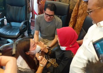 Wanita yang Bentak Ibu Kandung Arteria Sungkem dan Minta Maaf