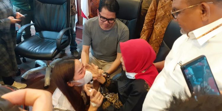 Wanita yang Bentak Ibu Kandung Arteria Sungkem dan Minta Maaf