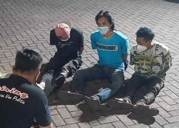 Tiga Pemuda Curi Penutup Gorong-gorong di Surabaya
