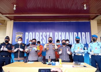 Selundupkan Ribuan Ekstasi dan Sabu Dalam Koper, Dua Kurir Jaringan Provinsi Diringkus aparat di Bandara SSK II