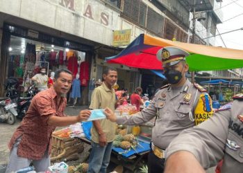 Turun ke Pasar, Polantas Sosialisasi Prokes dan Tertib Lalu Lintas