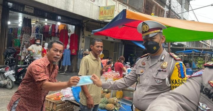 Turun ke Pasar, Polantas Sosialisasi Prokes dan Tertib Lalu Lintas