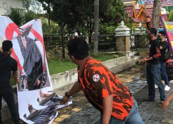 PP Lempari Poster Ginda Burnama Dengan Telur