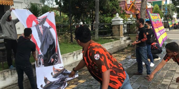 PP Lempari Poster Ginda Burnama Dengan Telur