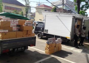 Polda Sumsel Tangkap Dua Mobil Pickup Rokok Ilegal Asal Madura Tujuan Riau
