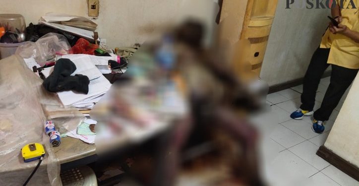 Mengerikan, Darah Berceceran di Lantai, Pria Ini Ditemukan Tewas Dalam Posisi Duduk, Diduga Sudah 4 Hari