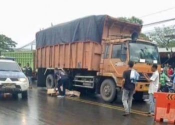 Tragis, Pengendara Motor Tewas Dilindas Truk Akibat Jalanan Licin