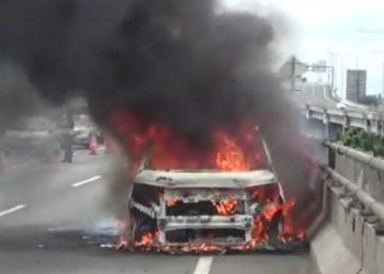 Gegara Korsleting Listrik, Suzuki Ertiga Ludes Terbakar di Tol Wiyoto Wiyono Jakarta Timur